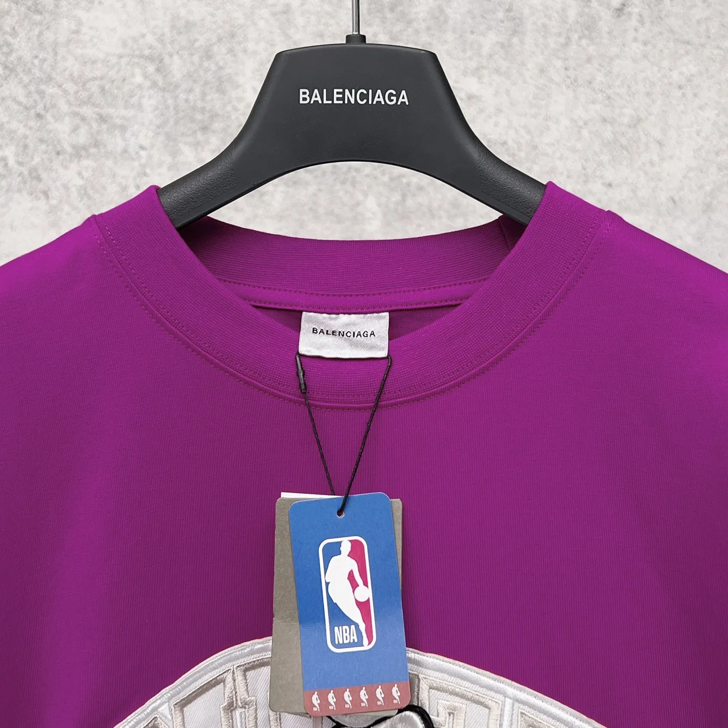 【 . Quality】BALENCI*GA/ .SS 26 New Arrival 。Balenclag* NBASeries NBA T 。 . Authentic ， 。 ZP 。 260 ， . ， ，。 。 。 ， 。 OS . Same Style ：BL 263772 ： Red Size：XS S M L